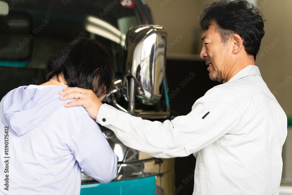 Fototapeta premium トラックの前でポーズをとるミドル男性と女性 建設イメージ