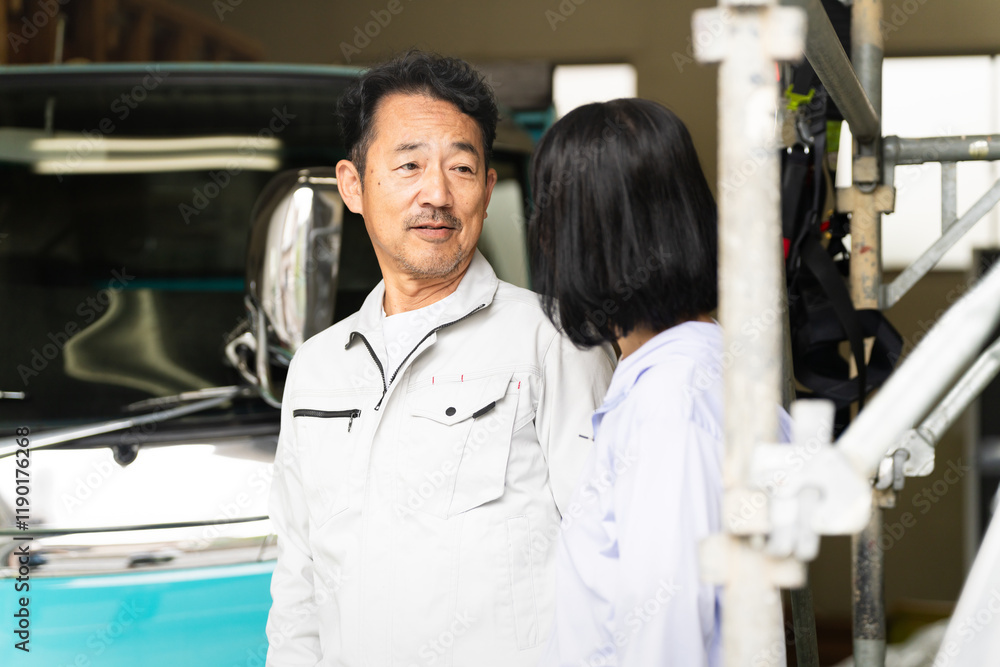 Obraz premium トラックの前でポーズをとるミドル男性と女性 建設イメージ