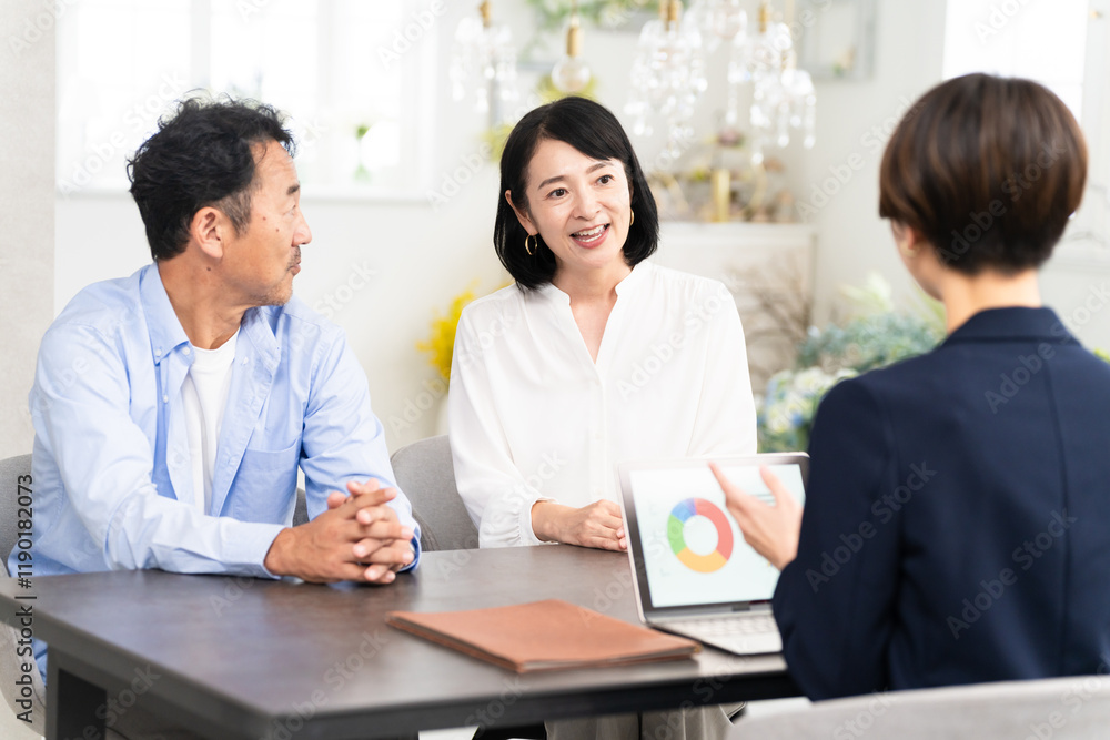 熟年夫婦と保険外交員 ビジネスイメージ 熟年夫婦と保険外交員 ビジネスイメージ