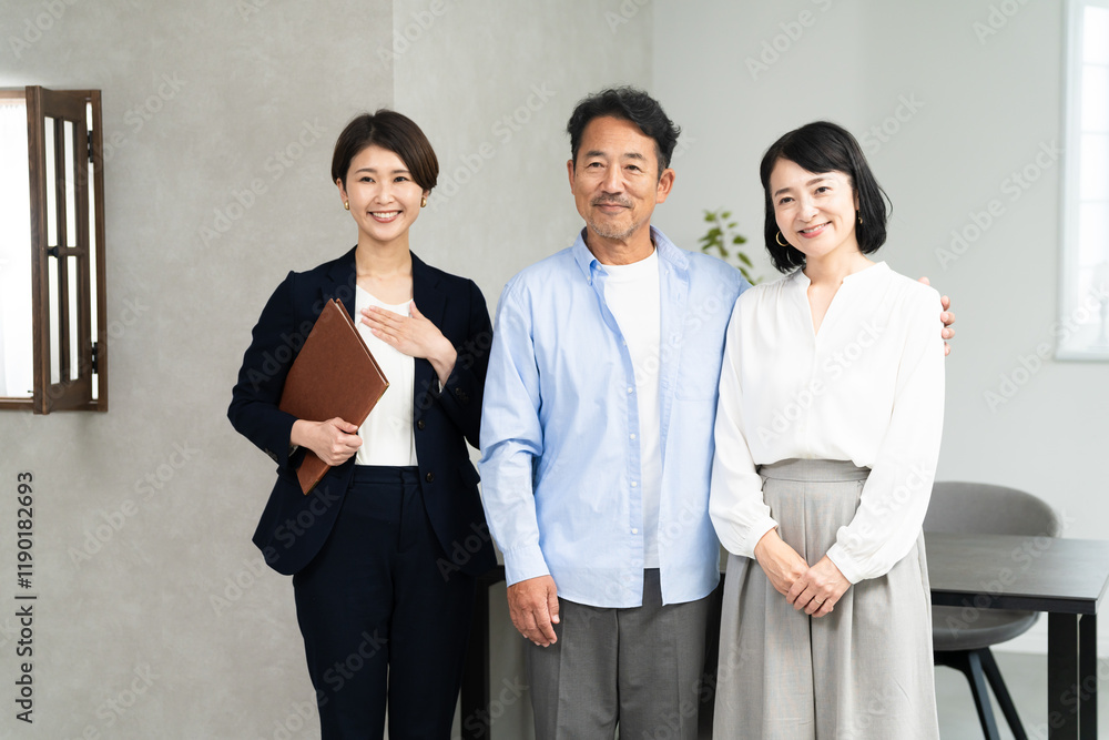 熟年夫婦と保険外交員 ビジネスイメージ 熟年夫婦と保険外交員 ビジネスイメージ