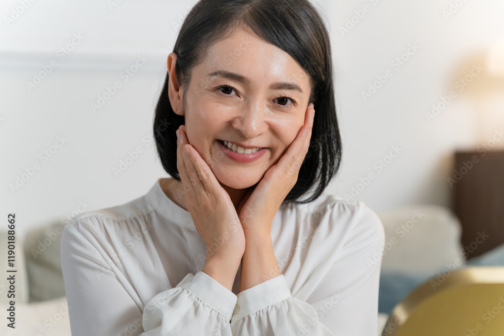 スキンケアをするミドル女性　ビューティーイメージ