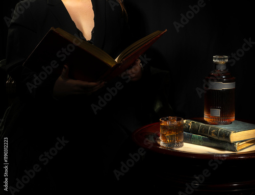 Femme assise lisant un vieux livre près d'une table basse antique recouverte de vieux ouvrages photo