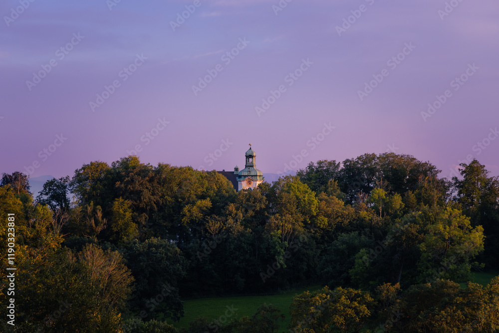 Obraz premium Schloss Hirschberg am Haarsee bei Weilheim in Oberbayern