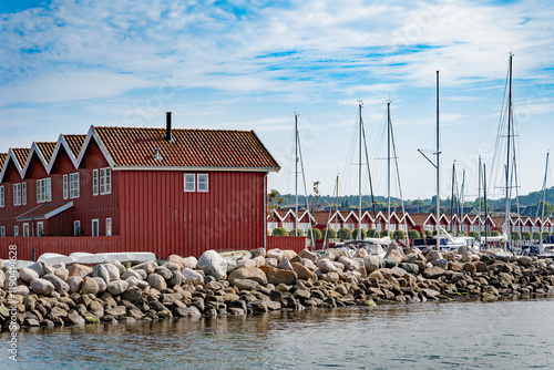 Rote Häuser und Segelboote am Hafen von Ebeltoft, blauer leicht bewölkter Himmel, horizontal photo