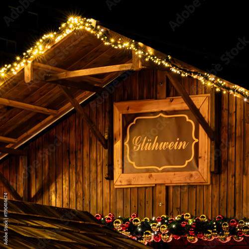 Teilansicht Dach Schild eines Glühweinstandes, der mit leuchtenden Lichterketten und Weihnachtskugeln dekoriert ist, horizontal photo