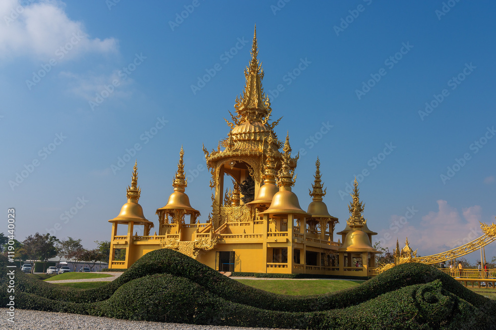 Fototapeta premium The White Temple in Chiang Rai, Thailand