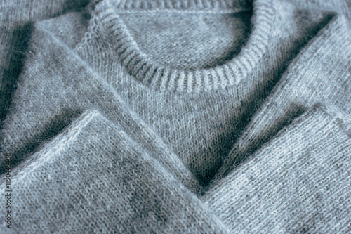 Fotografie Grey melange knitting sweater with i-cord bind off