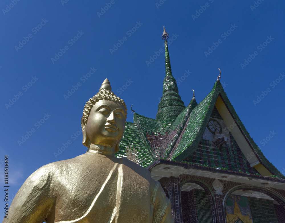 Fototapeta premium Temple au million de bouteilles , Wat Pa Maha Chedi Kaew, Sisaket, Thailande
