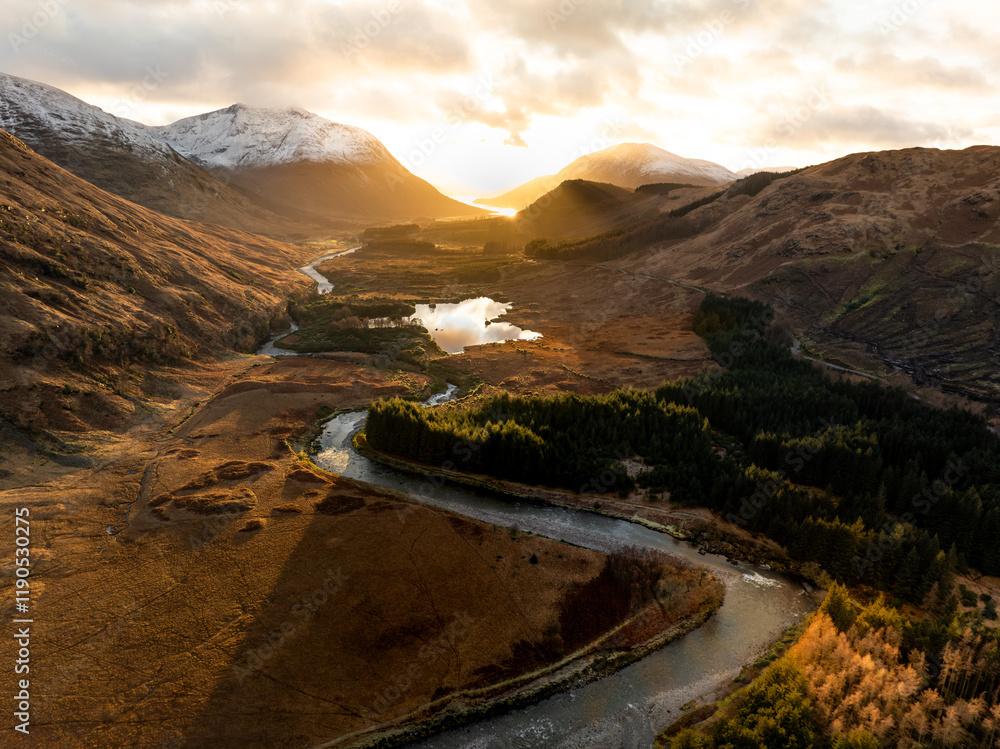Fototapeta premium Dramatic Scottish Mountains and lochs in Winter 