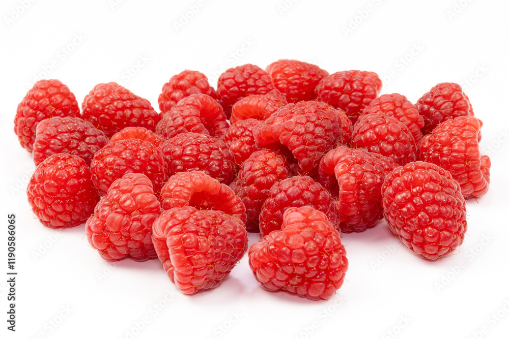 tas de framboises fraiches, en gros plan, isolées sur un fond blanc tas de framboises fraiches, en gros plan, isolées sur un fond blanc