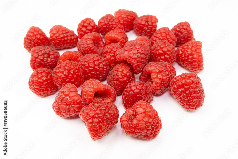 tas de framboises fraiches, en gros plan, isolées sur un fond blanc tas de framboises fraiches, en gros plan, isolées sur un fond blanc