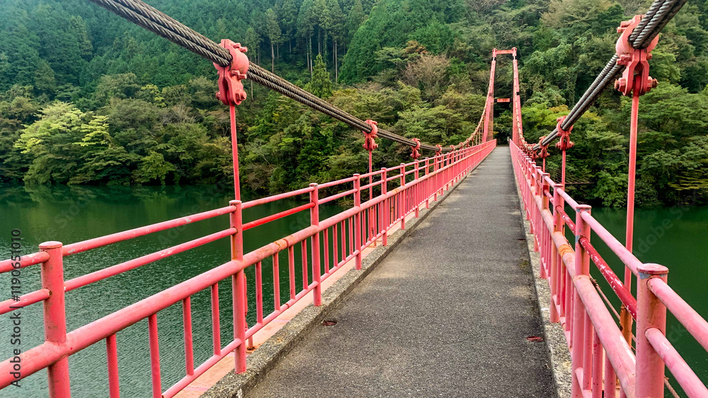 鱒淵ダムの赤い吊り橋