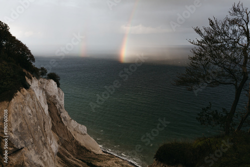 Malerische Aussicht auf Meer mit Regenbogen photo