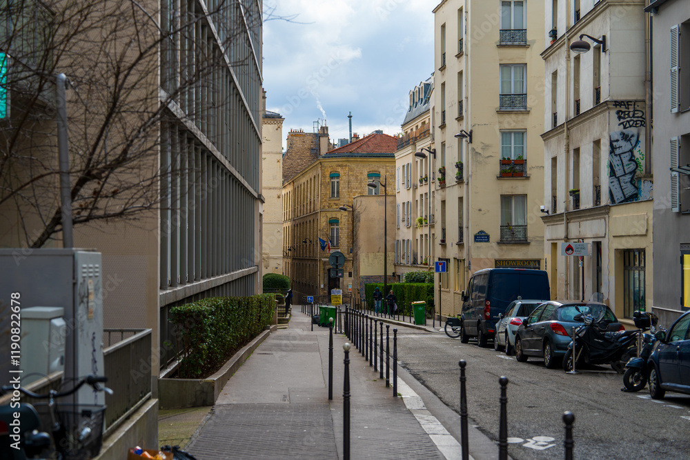 Obraz premium Charming urban street in a quiet neighborhood with historical buildings
