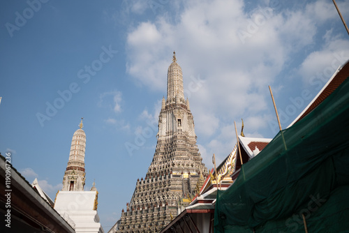 Obraz na płótnie Arun Pagoda, is a Buddhist temple locate on west bank of the Chao Phraya River. Among the best known of Bangkok and Thailand's landmark w salonie