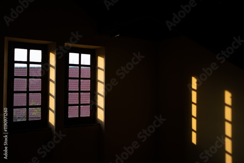 Obraz na płótnie Window light in the dark w salonie