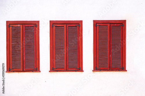 Obraz na płótnie Antique traditional red window wood frame on white wall background w salonie