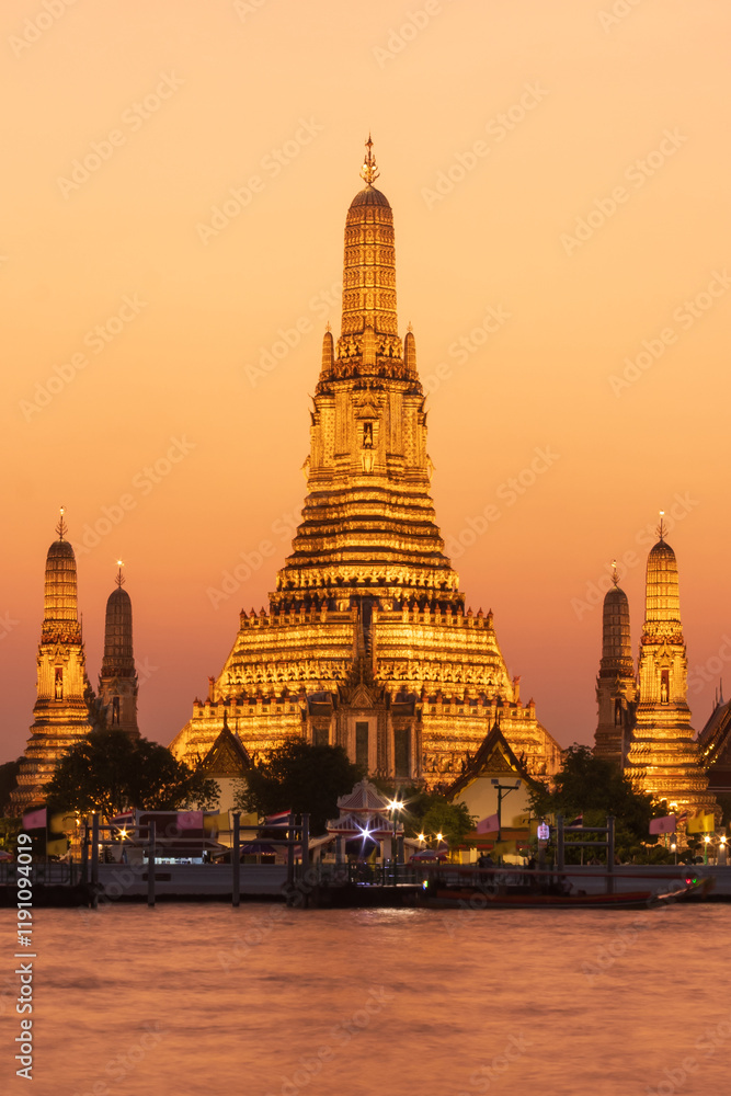 Fototapeta premium Wat Arun Ratchawararam Ratchawaramahawihan or Wat Arun (Temple of Dawn) is a Buddhist temple along the Chao Phraya river at twilight in Bangkok, Thailand.