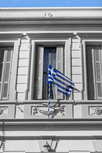 Griechische Flagge an einem historischen Gebäude