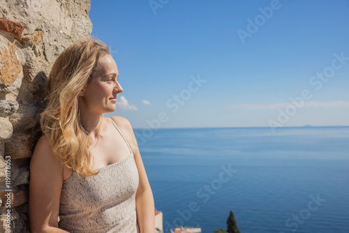 Junge Frau auf der Burgmauer von Kavala in Griechenland