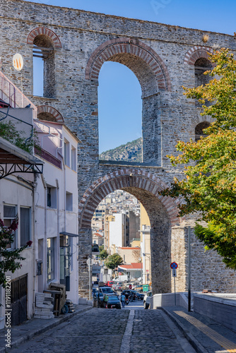 Römisches Aquädukt in der Innenstadt von Kavala in Griechenland