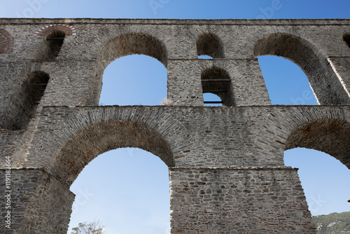 Römisches Aquädukt in der Innenstadt von Kavala in Griechenland