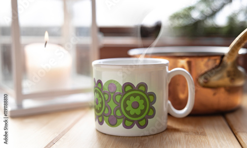 Vintage Tasse und Kupfertopf auf dem Küchentisch