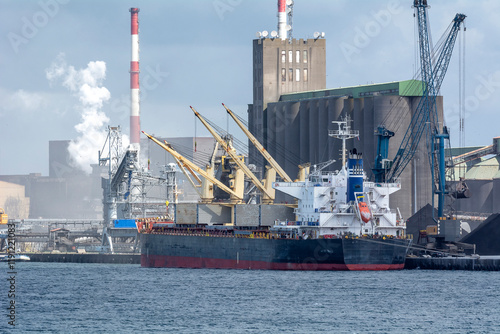 port de Dunkerque, navire en chargement