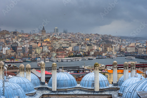 Obraz na płótnie Panoramic view of Istanbul, Turkey. Istanbul through the domes and chimneys of the Suleymaniye Complex w salonie