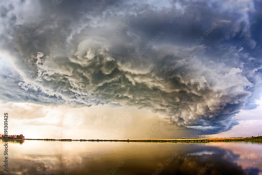 Obraz premium A stormy sky with a large cloud in the middle