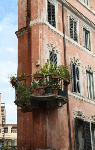Balcone rotondo all'angolo di un palazzo antico nel quartiere Monti a Roma in Italia