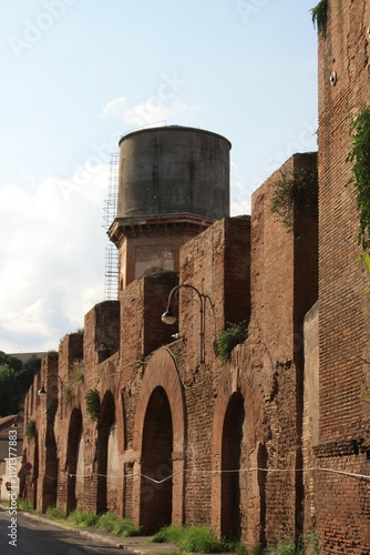 Acquedotto neroniano a via di Santo Stefano Rotondo nel quartiere Celio a Roma in Italia,