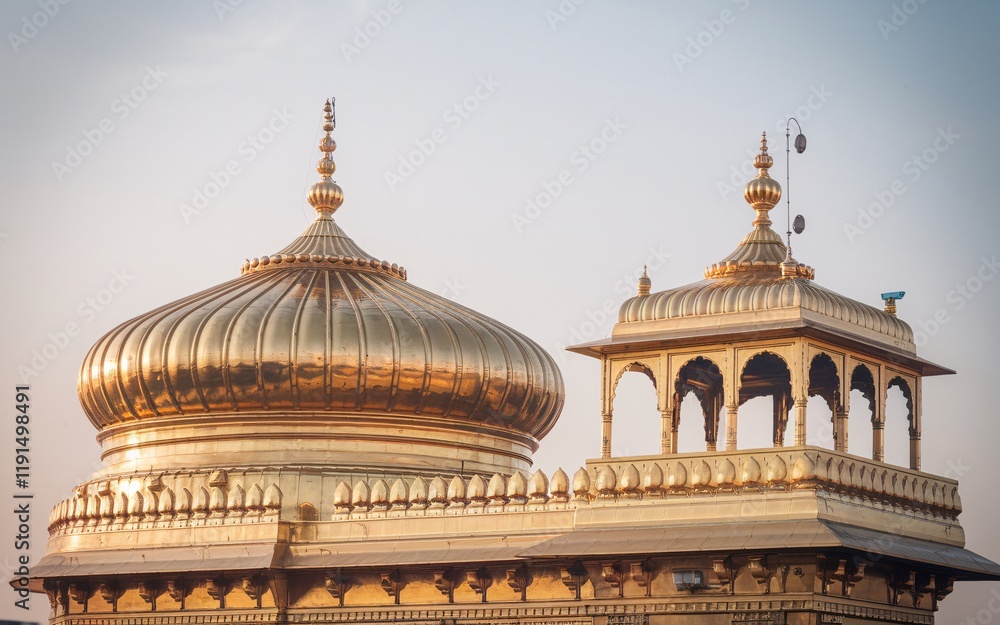 Obraz premium Golden domes and pavilion of a temple.