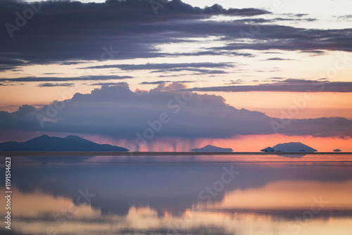 Wallpaper Mural Entorno del salar de Uyuni al atardecer Torontodigital.ca