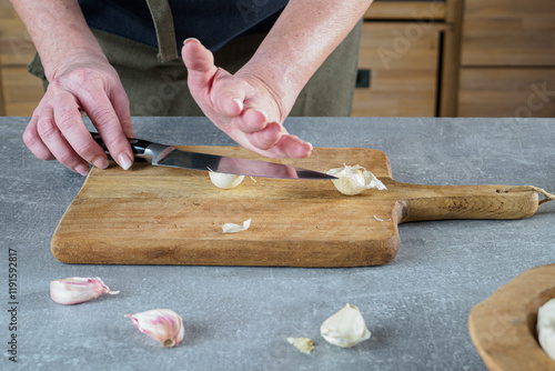 Bild auf Leinwand Peel garlic by classic crush method with knife. Overhead.