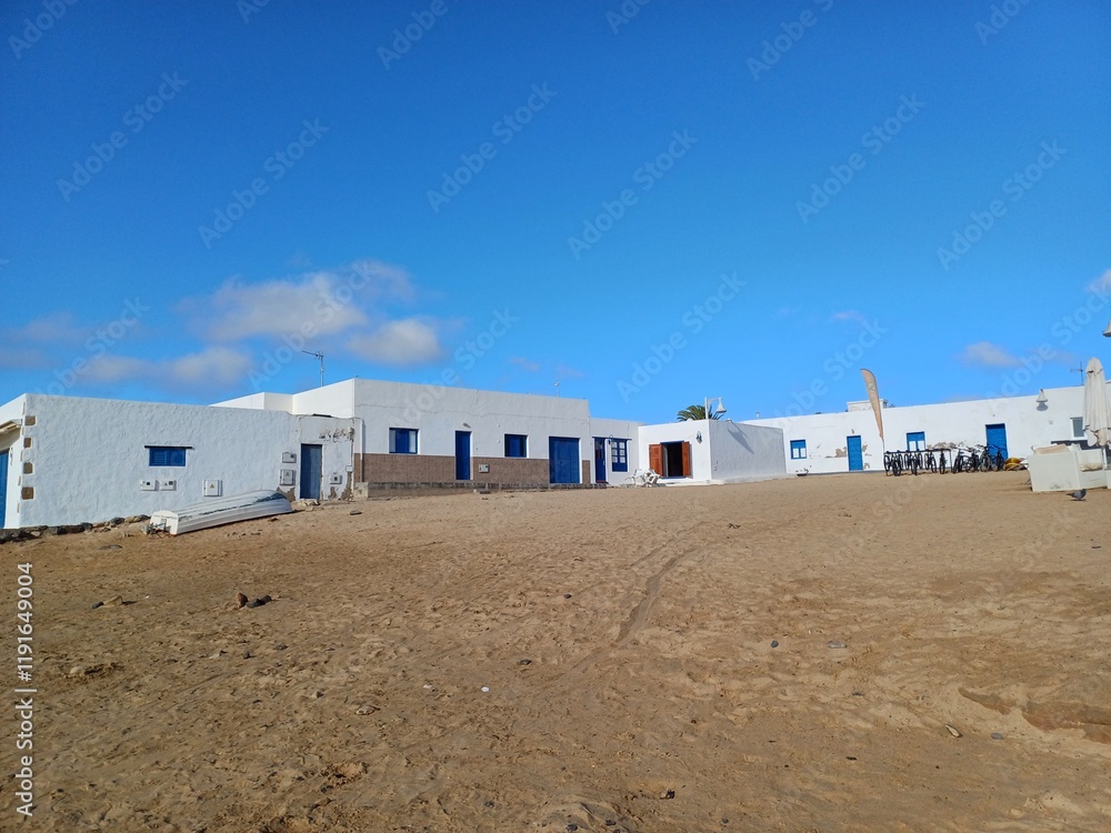 Naklejka premium green door, caleta de sebo, lanzarote, lanzarote views, landscape, volcanoes, volcanic landscape, canary islands, sand, desert, sand dunes, la graciosa, holiday, november 2024, architecture, hut,
