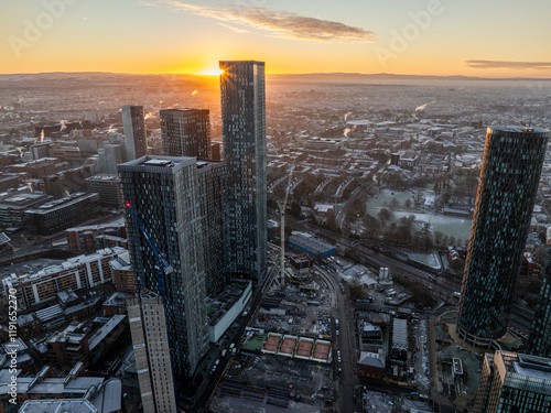 Foto Beautiful sunrise over Deansgate Square high-rises in Manchester UK with cityscape covered with frost