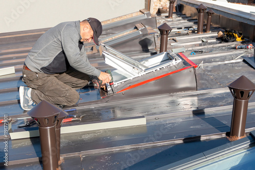 Bilde på lerret Roofer assembles sheet metal on the roof