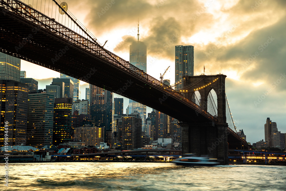 Fototapeta premium Brooklyn Bridge and Manhattan at night