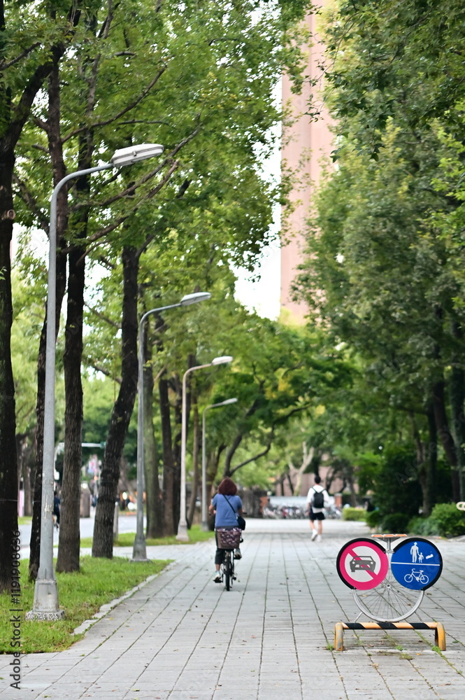 This photo showcases NTU’s thoughtful pathway design with clearly marked pedestrian and bike lanes. By prohibiting cars, NTU creates a peaceful and green campus that prioritizes safety and environment
