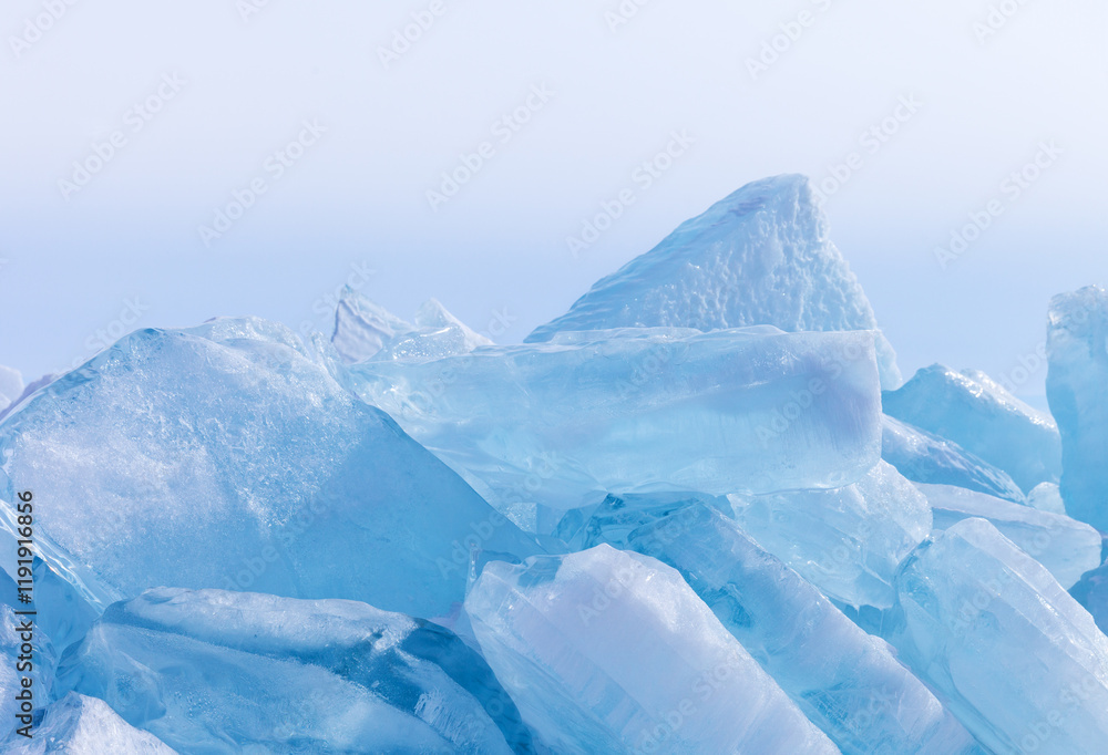 Φωτογραφία Winter cold natural background with a pile of blue ice blocks on frozen Lake Baikal