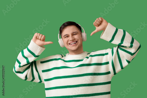 Handsome young happy smilin...