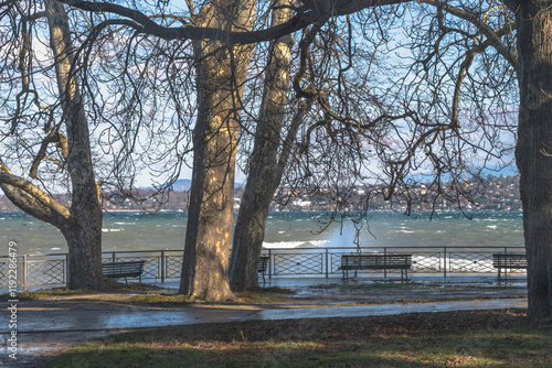 grosse bise et vagues sur les quai de Genève
