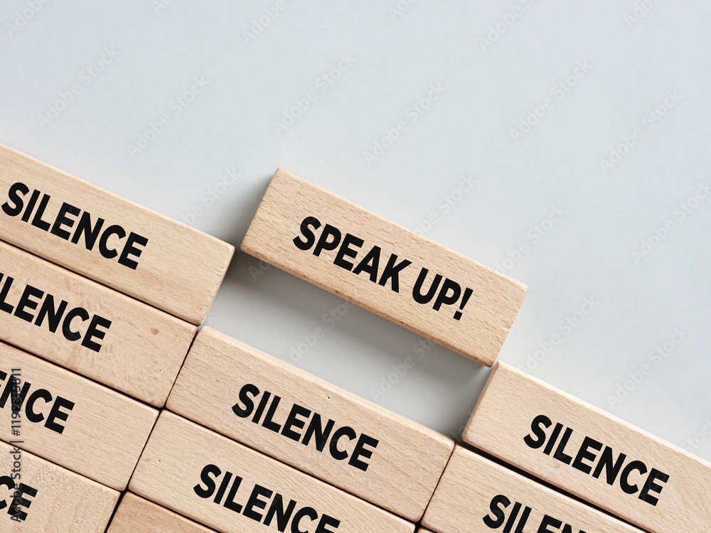 Obraz premium Breaking the silence: speak up concept with wooden blocks