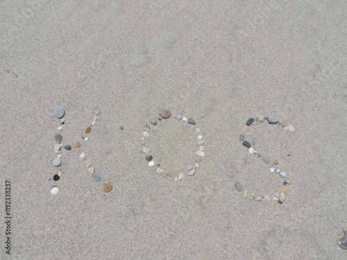 Cuadro en lienzo Aus Kieselsteinen gelegter Schriftzug Kos im feinen Sand am Strand von Kos