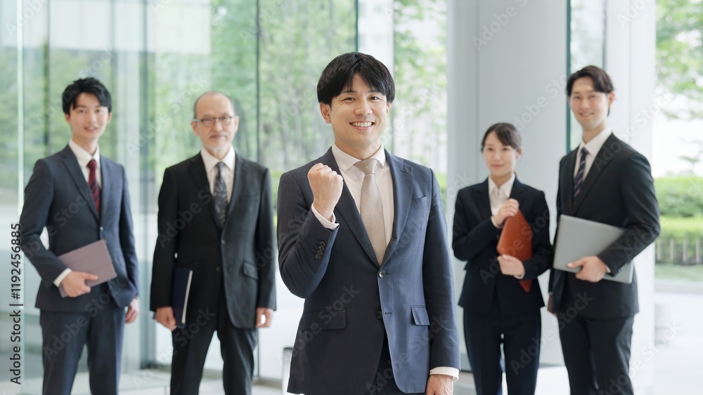 笑顔でガッツポーズをするビジネスマン 笑顔でガッツポーズをするビジネスマン