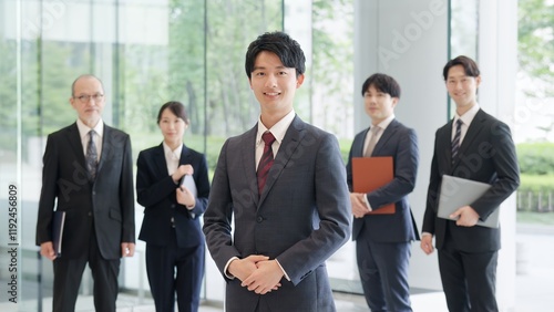 Quadro su tela 笑顔で立つビジネスマン