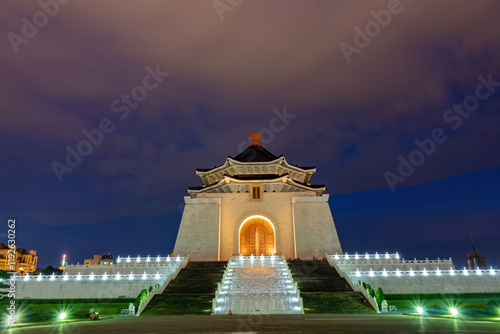 Obraz na płótnie Night view of the roof of famous Chiang Kai-shek Memorial Hall w salonie