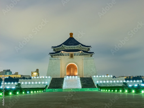 Obraz na płótnie Night view of the roof of famous Chiang Kai-shek Memorial Hall w salonie