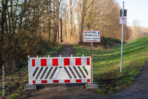 Schild Achtung Windbruch! Betreten verboten Lebensgefahr! photo